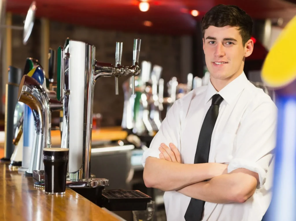 Almacén con estanterías llenas de cajas de refrescos y licores listos para la venta.